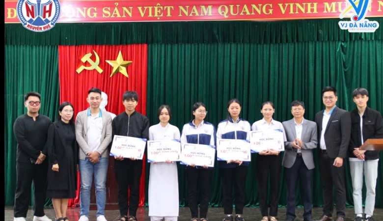 VJ ĐÀ NẴNG TRAO 5 SUẤT HỌC BỔNG CHO HỌC SINH THPT NGUYỄN HUỆ TẠI QUẢNG NAM