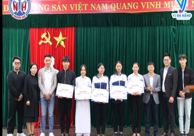VJ ĐÀ NẴNG TRAO 5 SUẤT HỌC BỔNG CHO HỌC SINH THPT NGUYỄN HUỆ TẠI QUẢNG NAM