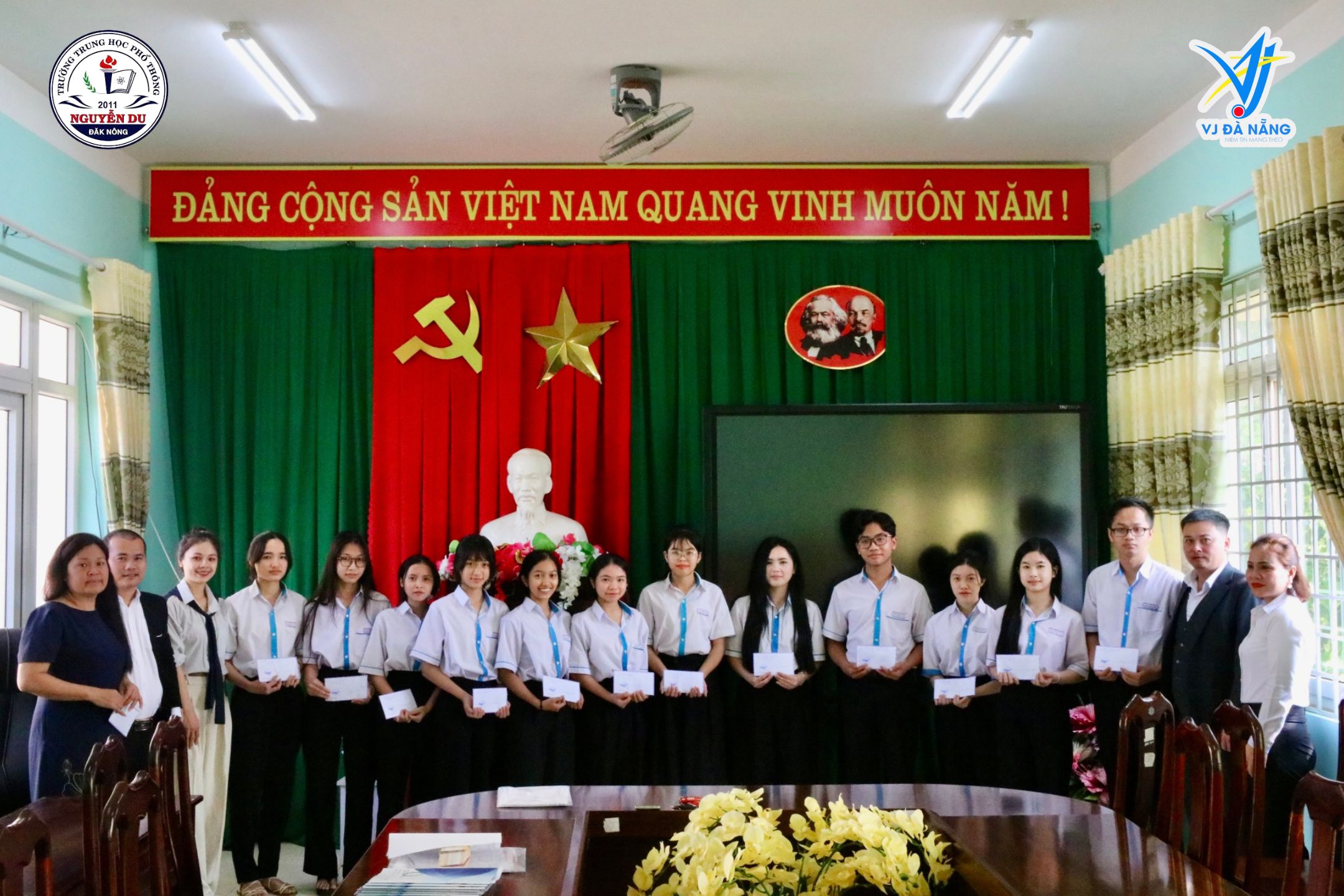 https://www.vjdanang.com/Resources/Blogs/Thumbnails/37/567/vj-da-nang-trao-hoc-bong-tai-truong-thpt-nguyen-du-ngay-1142025-567.jpg