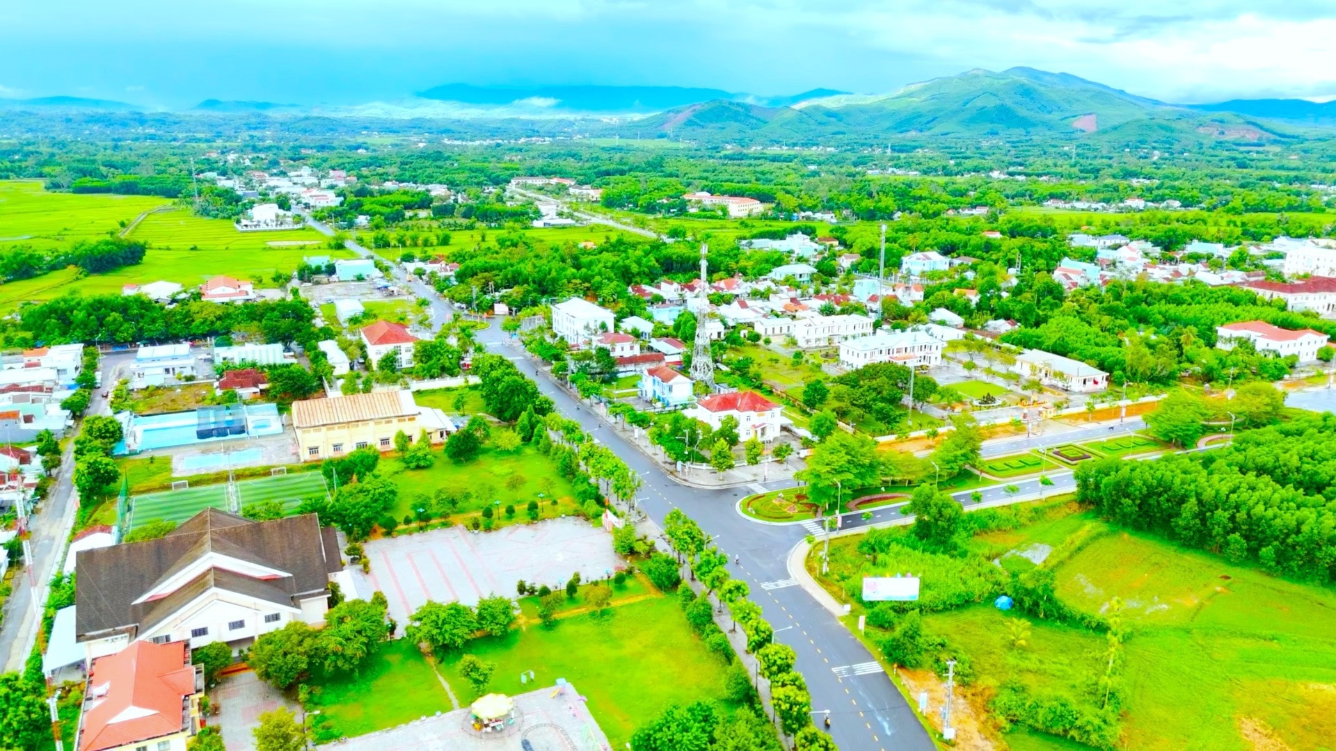 https://www.vjdanang.com/Resources/Blogs/Thumbnails/38/585/vj-da-nang-dong-hanh-cung-hoc-sinh-truong-thpt-nguyen-duc-tai-phu-ninh-quang-nam-1442025-585.jpg