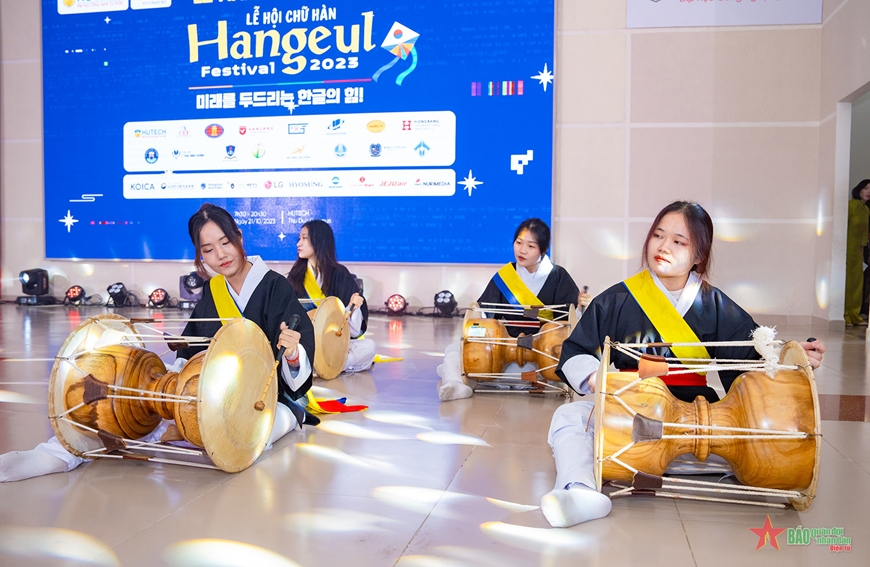 https://www.vjdanang.com/Resources/Blogs/Thumbnails/41/672/hoc-tieng-han-de-hay-kho-so-sanh-thuc-te-voi-tieng-nhat-trung-va-anh-moi-nhat-2025-672.jpg