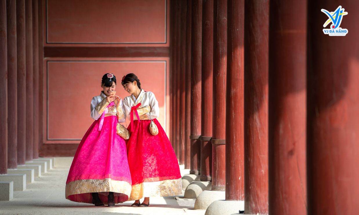 https://www.vjdanang.com/Resources/Blogs/Thumbnails/45/755/tim-hieu-chi-tiet-ve-trang-phuc-truyen-thong-hanbok-cua-nguoi-han-755.jpg