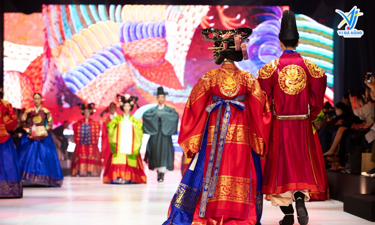 https://www.vjdanang.com/Resources/Blogs/Thumbnails/45/774/tim-hieu-chi-tiet-ve-trang-phuc-truyen-thong-hanbok-cua-nguoi-han-774.jpg