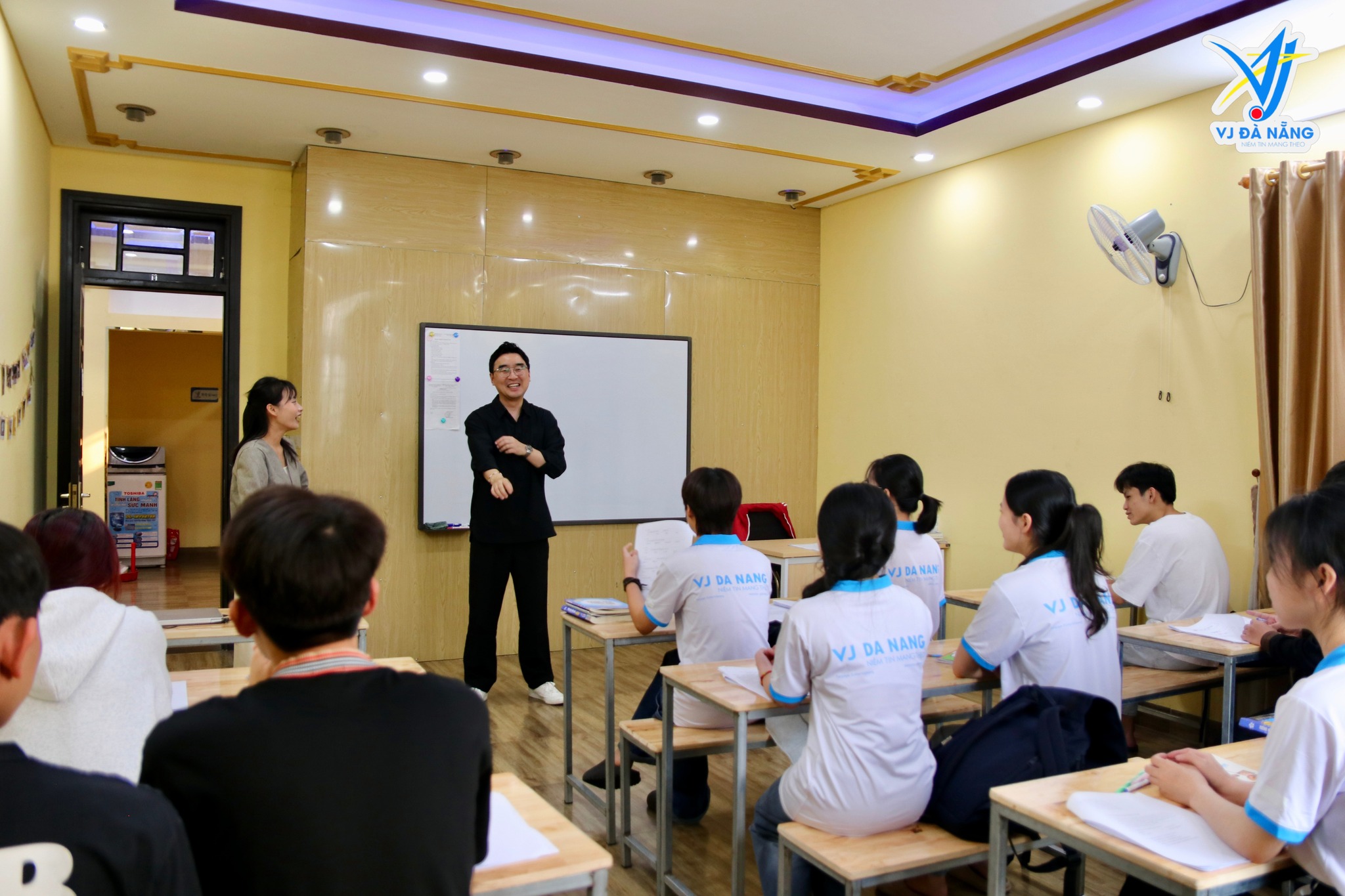 https://www.vjdanang.com/Resources/Blogs/Thumbnails/46/801/su-kien-dai-hoc-konyang-ghe-tham-vj-da-nang-ngay-2732025-801.jpg