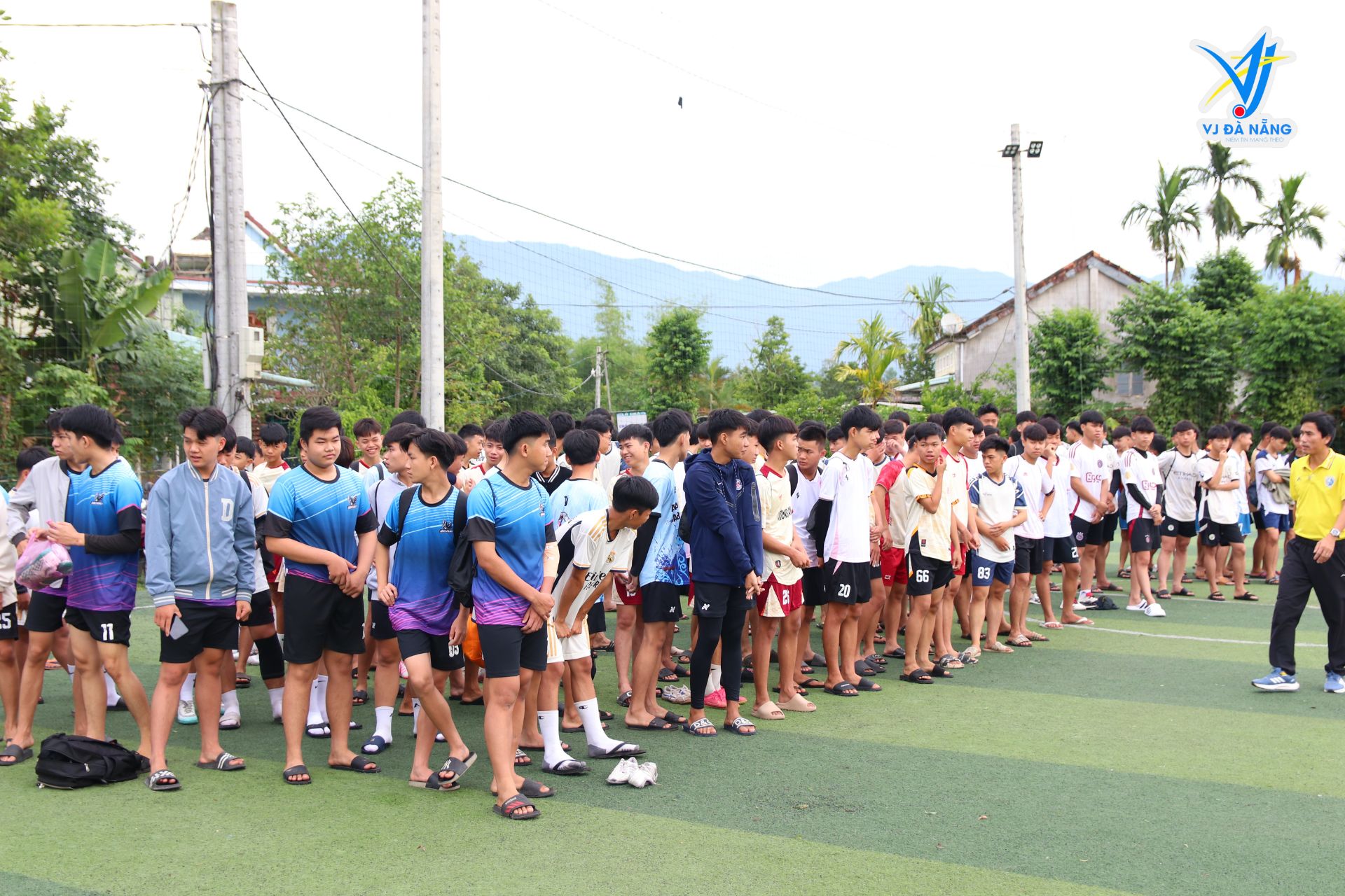 https://www.vjdanang.com/Resources/Blogs/Thumbnails/48/1053/vj-da-nang-dong-hanh-cung-giai-bong-da-nam-tranh-cup-vj-tai-truong-thpt-tran-dai-nghia-1053.jpg