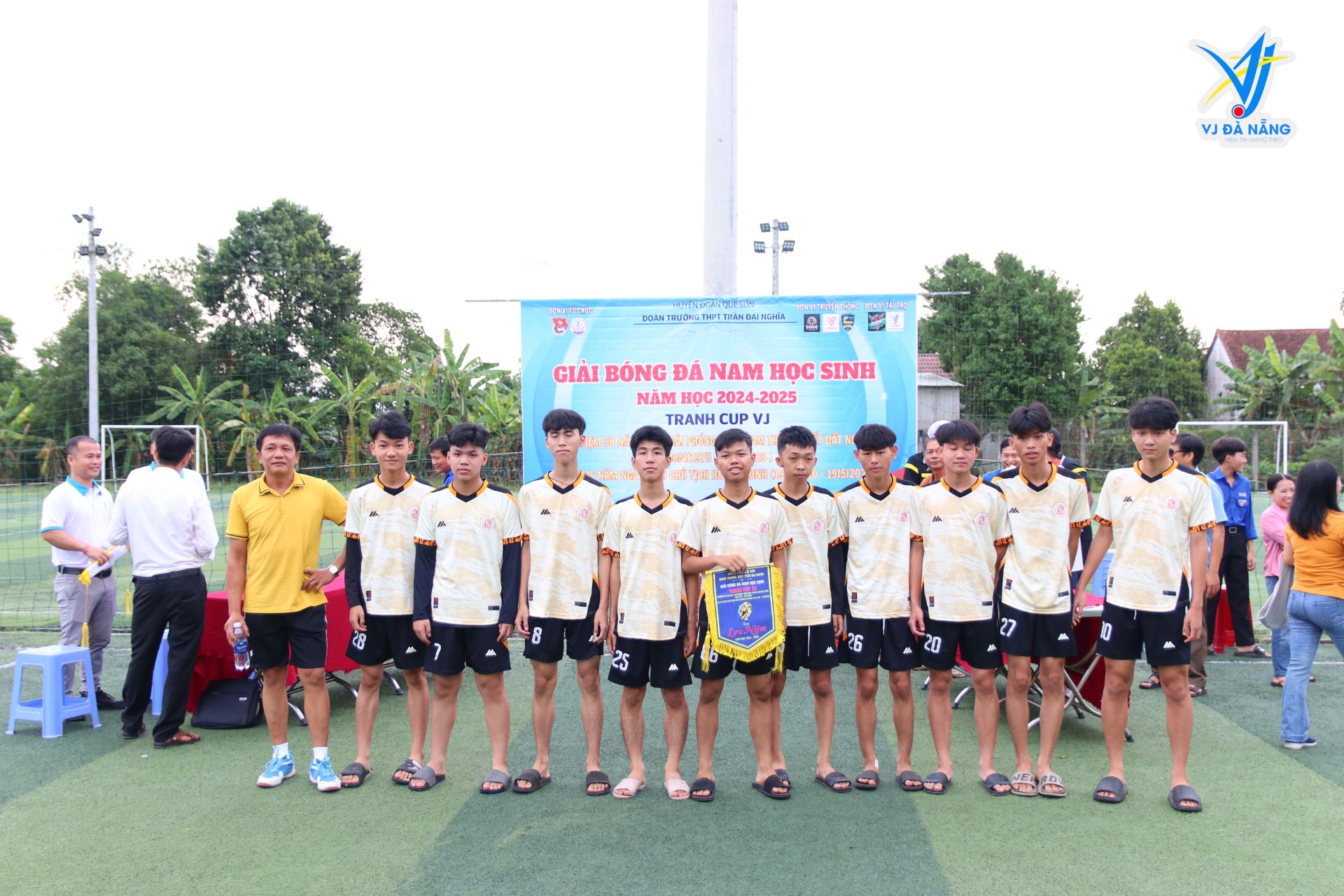 https://www.vjdanang.com/Resources/Blogs/Thumbnails/48/1055/vj-da-nang-dong-hanh-cung-giai-bong-da-nam-tranh-cup-vj-tai-truong-thpt-tran-dai-nghia-1055.jpg