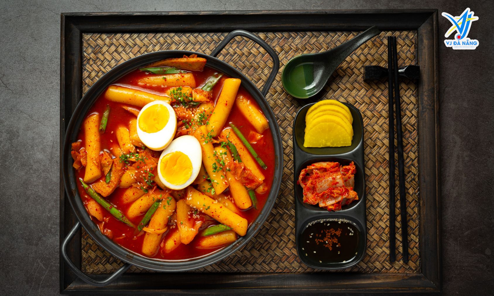 https://www.vjdanang.com/Resources/Blogs/Thumbnails/49/1057/tokbokki-banh-gao-han-quoc-kham-pha-7-dieu-thu-vi-ve-mon-an-truyen-thong-1057.jpg