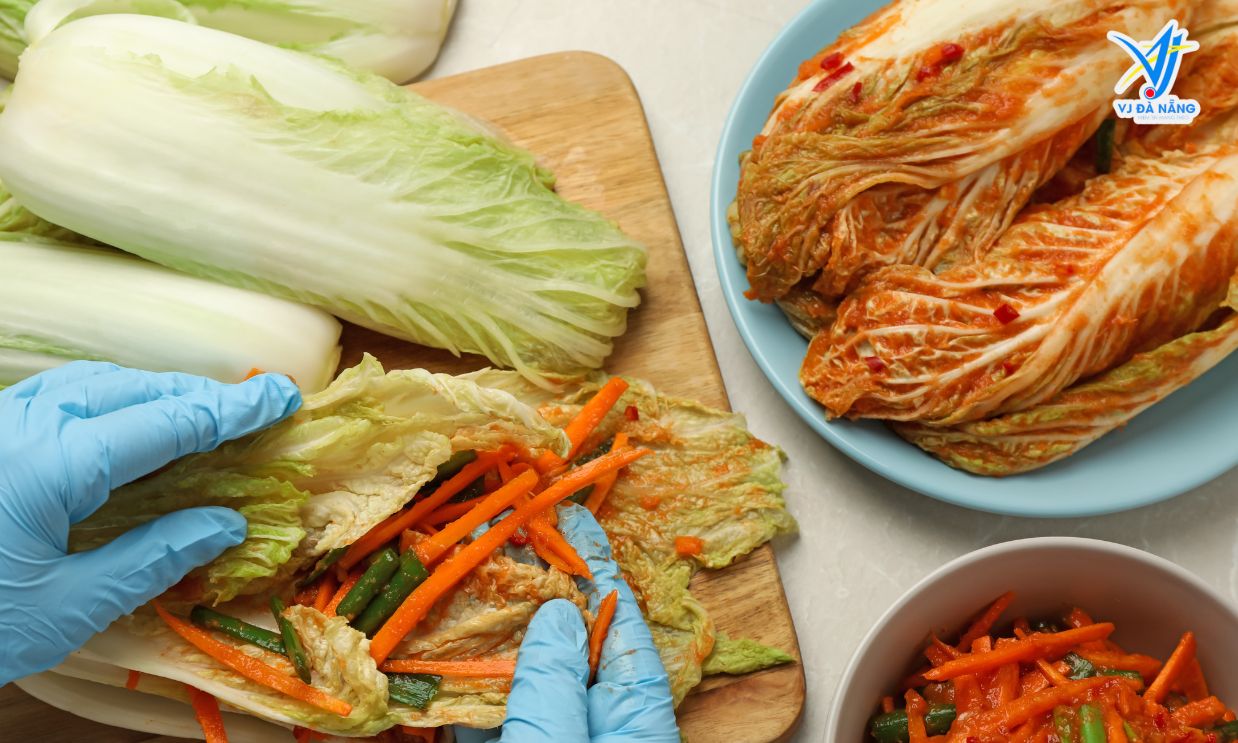 https://www.vjdanang.com/Resources/Blogs/Thumbnails/50/1081/kham-pha-kim-chi-han-quoc-tinh-hoa-am-thuc-truyen-thong-2025-1081.jpg