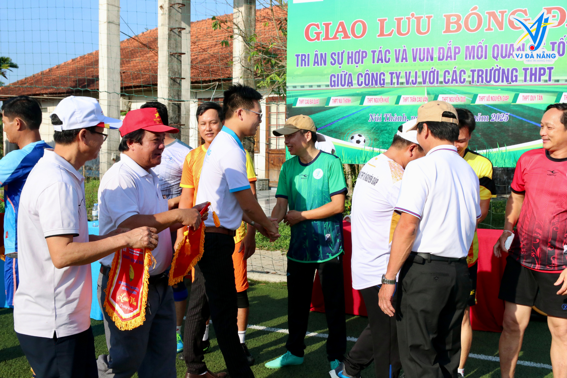https://www.vjdanang.com/Resources/Blogs/Thumbnails/53/1173/su-kien-vj-da-nang-dong-hanh-cung-8-truong-thpt-mien-trung-trong-giai-bong-da-1173.png