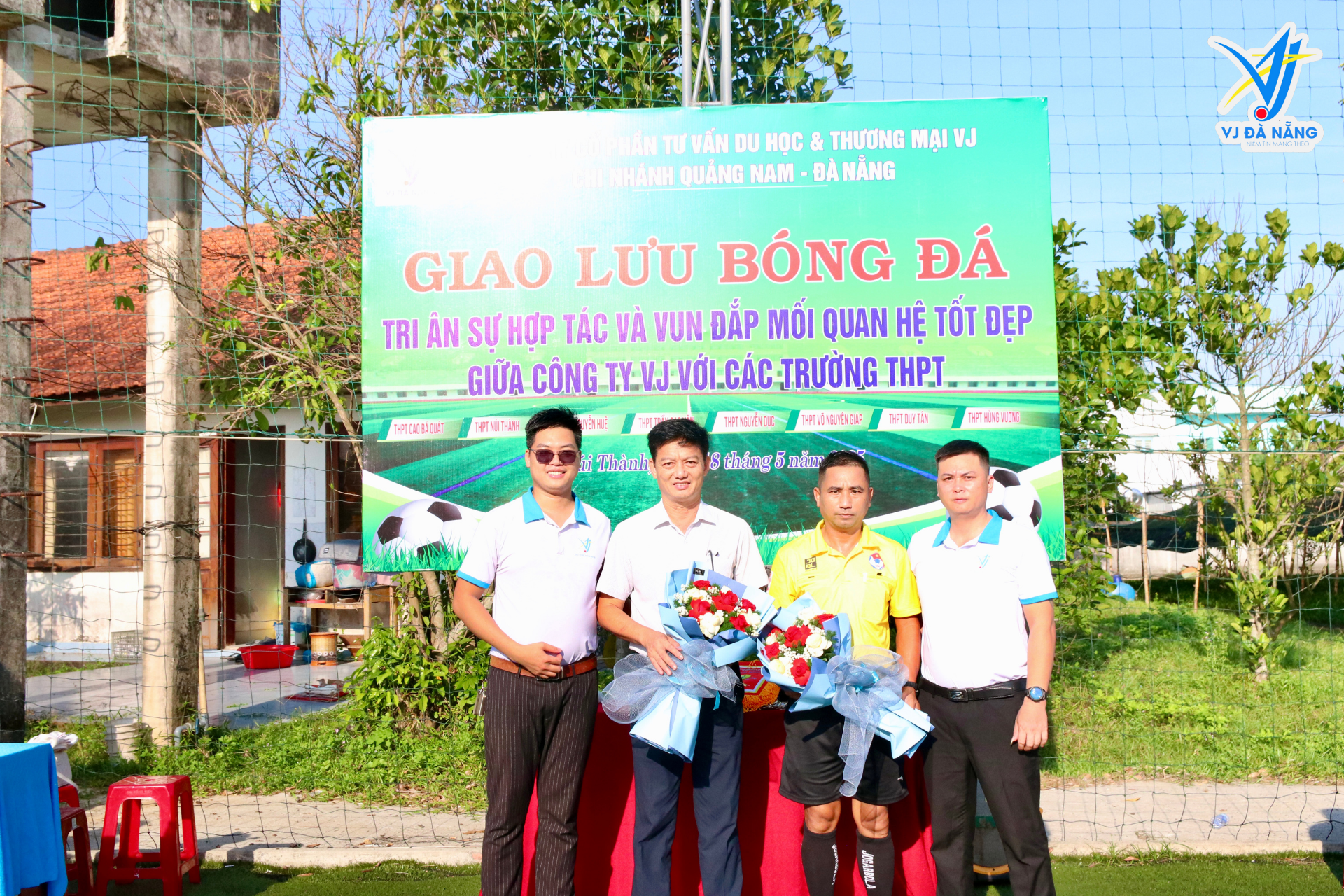 https://www.vjdanang.com/Resources/Blogs/Thumbnails/53/1174/su-kien-vj-da-nang-dong-hanh-cung-8-truong-thpt-mien-trung-trong-giai-bong-da-1174.png
