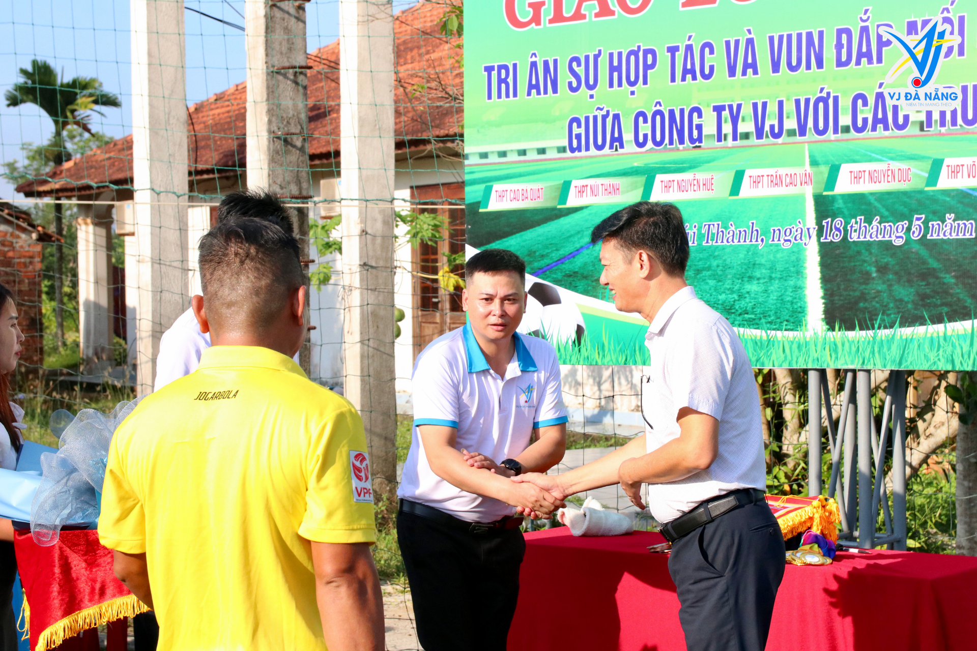 https://www.vjdanang.com/Resources/Blogs/Thumbnails/53/1175/su-kien-vj-da-nang-dong-hanh-cung-8-truong-thpt-mien-trung-trong-giai-bong-da-1175.png