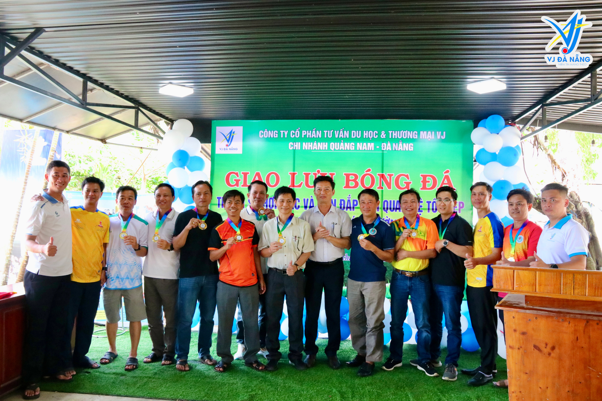 https://www.vjdanang.com/Resources/Blogs/Thumbnails/53/1176/su-kien-vj-da-nang-dong-hanh-cung-8-truong-thpt-mien-trung-trong-giai-bong-da-1176.png