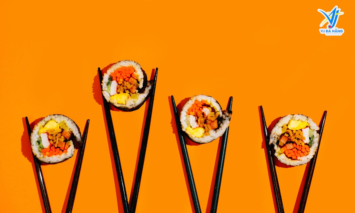 https://www.vjdanang.com/Resources/Blogs/Thumbnails/6/1001/kimbap-han-quoc-mon-an-truyen-thong-day-hap-dan-1001.jpg