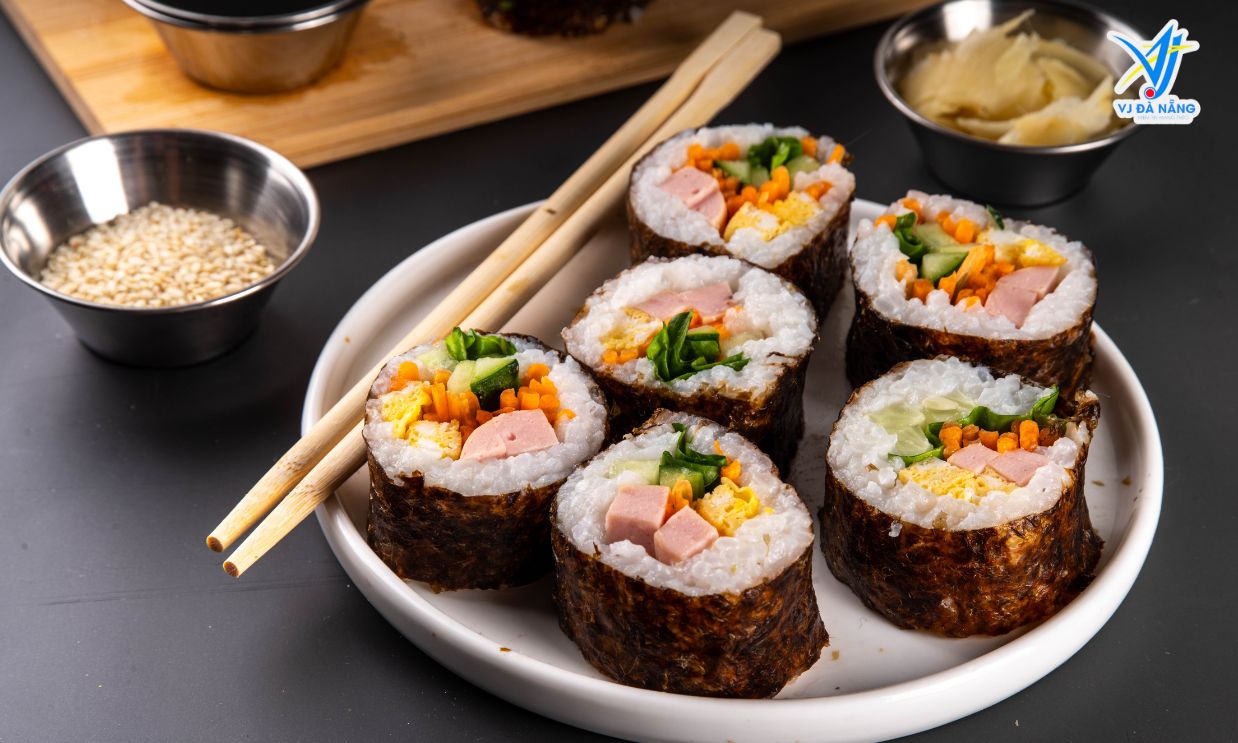 https://www.vjdanang.com/Resources/Blogs/Thumbnails/6/1002/kimbap-han-quoc-mon-an-truyen-thong-day-hap-dan-1002.jpg