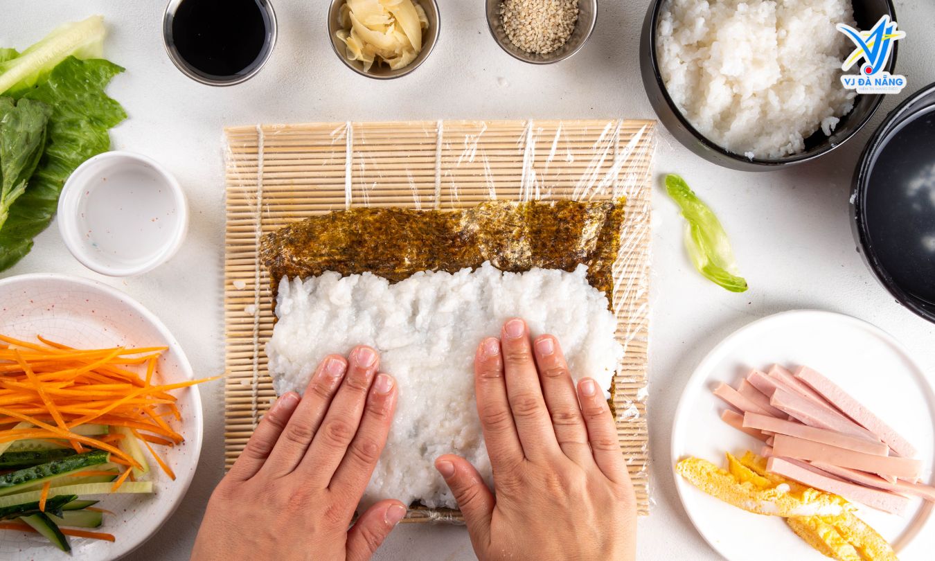 https://www.vjdanang.com/Resources/Blogs/Thumbnails/6/1012/kimbap-han-quoc-mon-an-truyen-thong-day-hap-dan-1012.jpg