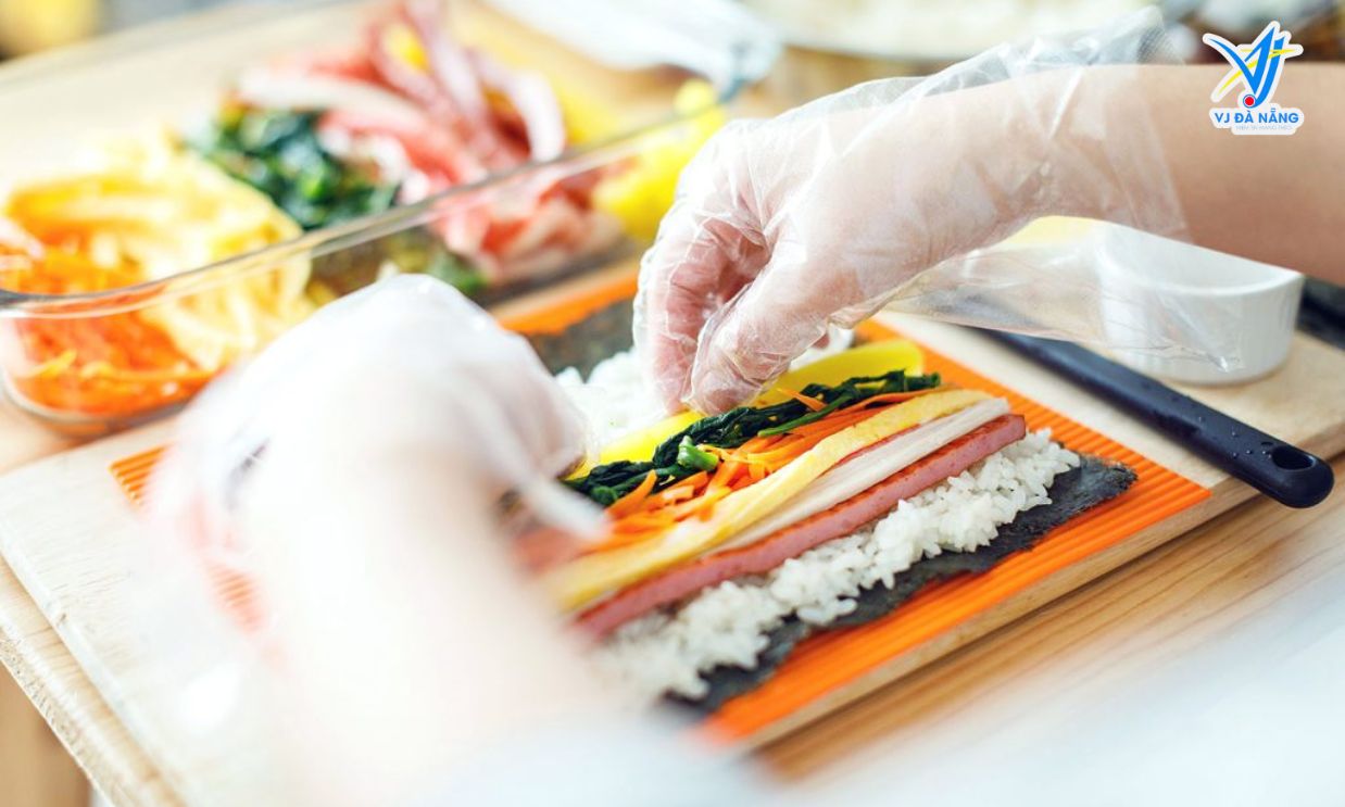 https://www.vjdanang.com/Resources/Blogs/Thumbnails/6/1014/kimbap-han-quoc-mon-an-truyen-thong-day-hap-dan-1014.jpg