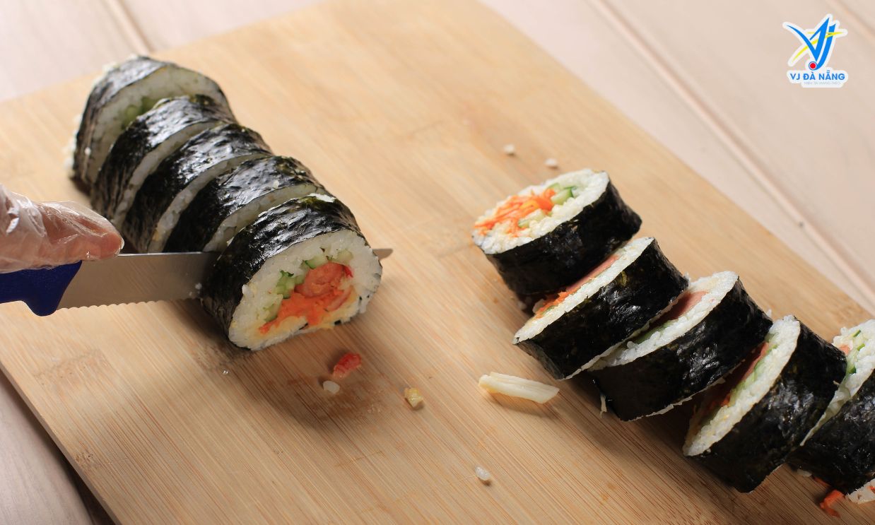 https://www.vjdanang.com/Resources/Blogs/Thumbnails/6/1015/kimbap-han-quoc-mon-an-truyen-thong-day-hap-dan-1015.jpg