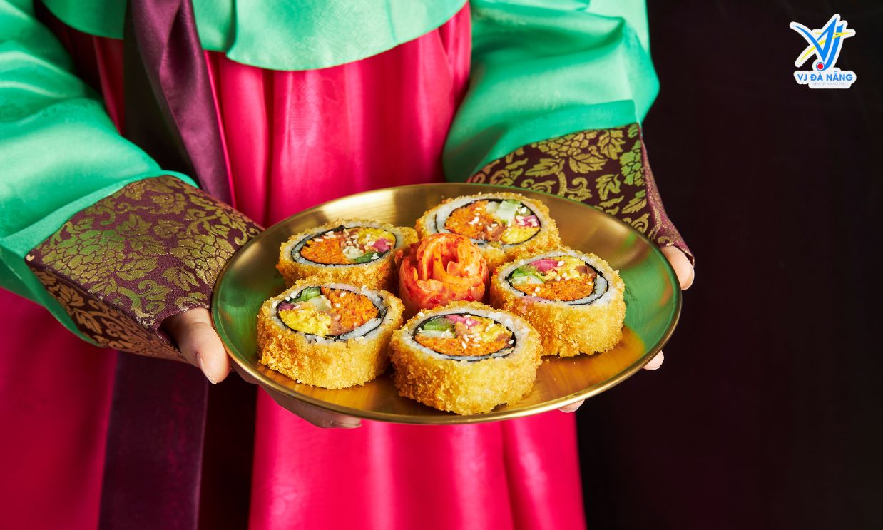 https://www.vjdanang.com/Resources/Blogs/Thumbnails/6/1016/kimbap-han-quoc-mon-an-truyen-thong-day-hap-dan-1016.jpg
