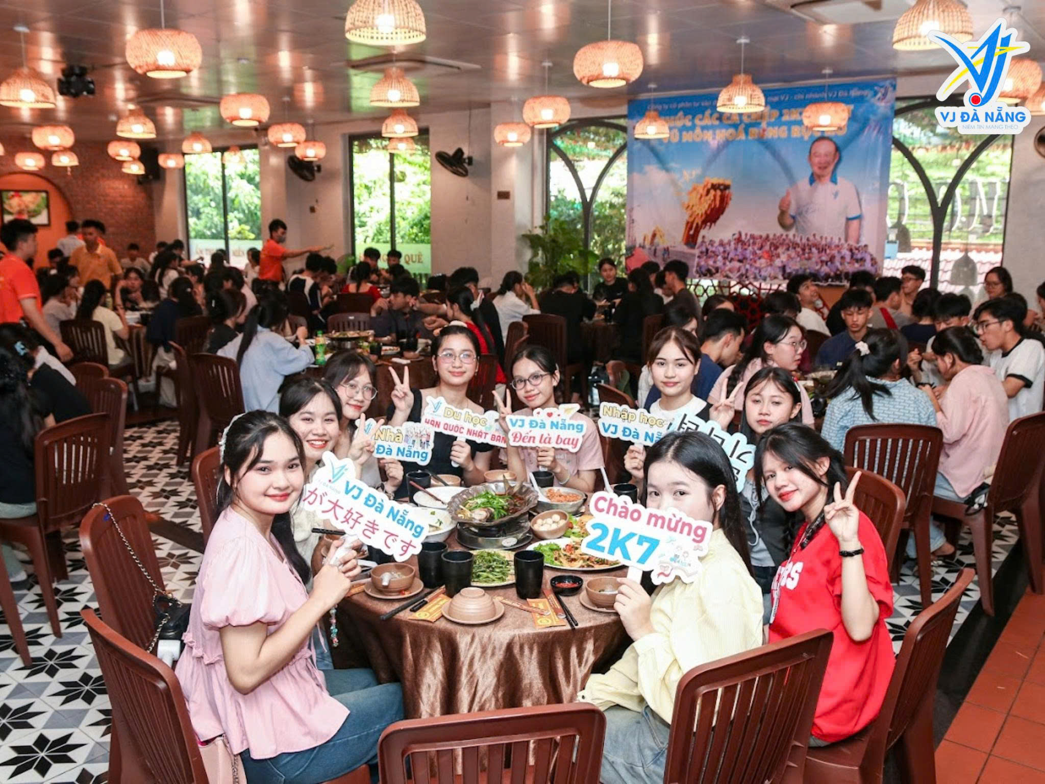 https://www.vjdanang.com/Resources/Blogs/Thumbnails/61/1361/vj-da-nang-don-hon-200-hoc-sinh-tham-quan-va-trai-nghiem-da-nang-1361.jpg