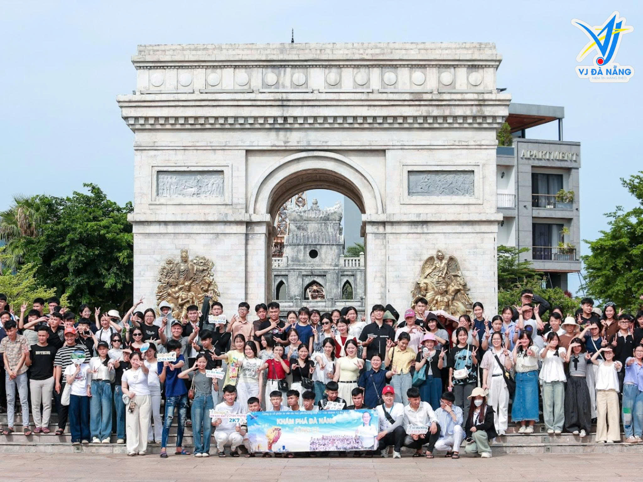 https://www.vjdanang.com/Resources/Blogs/Thumbnails/61/1363/vj-da-nang-don-hon-200-hoc-sinh-tham-quan-va-trai-nghiem-da-nang-1363.jpg