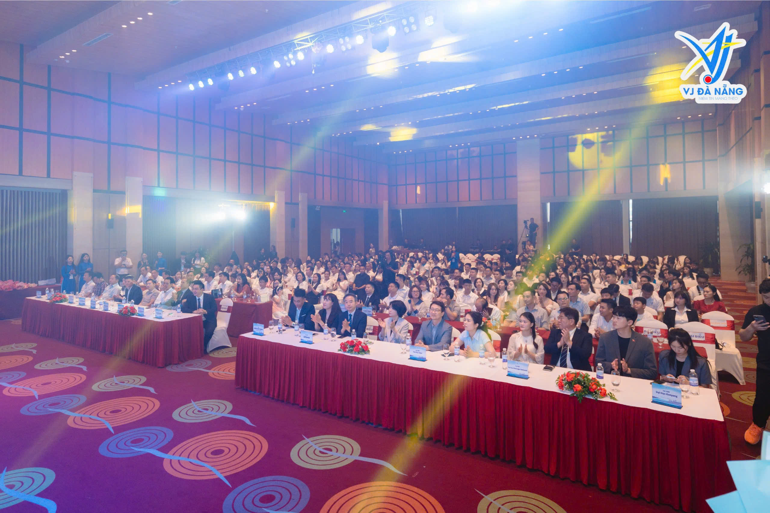 https://www.vjdanang.com/Resources/Blogs/Thumbnails/67/1500/ca-si-jack-gop-mat-trong-buoi-le-khai-giang-vj-da-nang-2025-1500.jpg