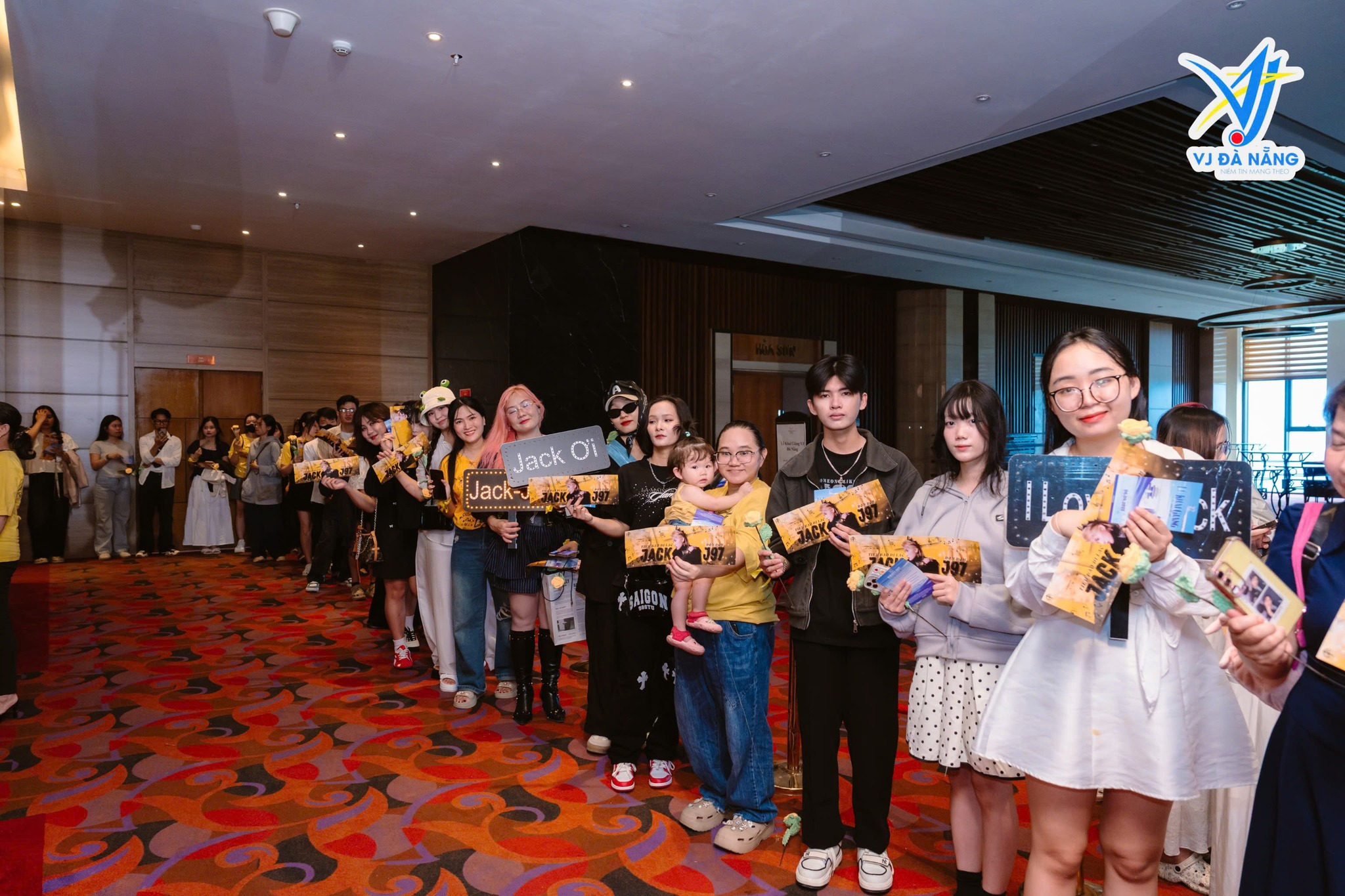 https://www.vjdanang.com/Resources/Blogs/Thumbnails/67/1503/ca-si-jack-gop-mat-trong-buoi-le-khai-giang-vj-da-nang-2025-1503.jpg