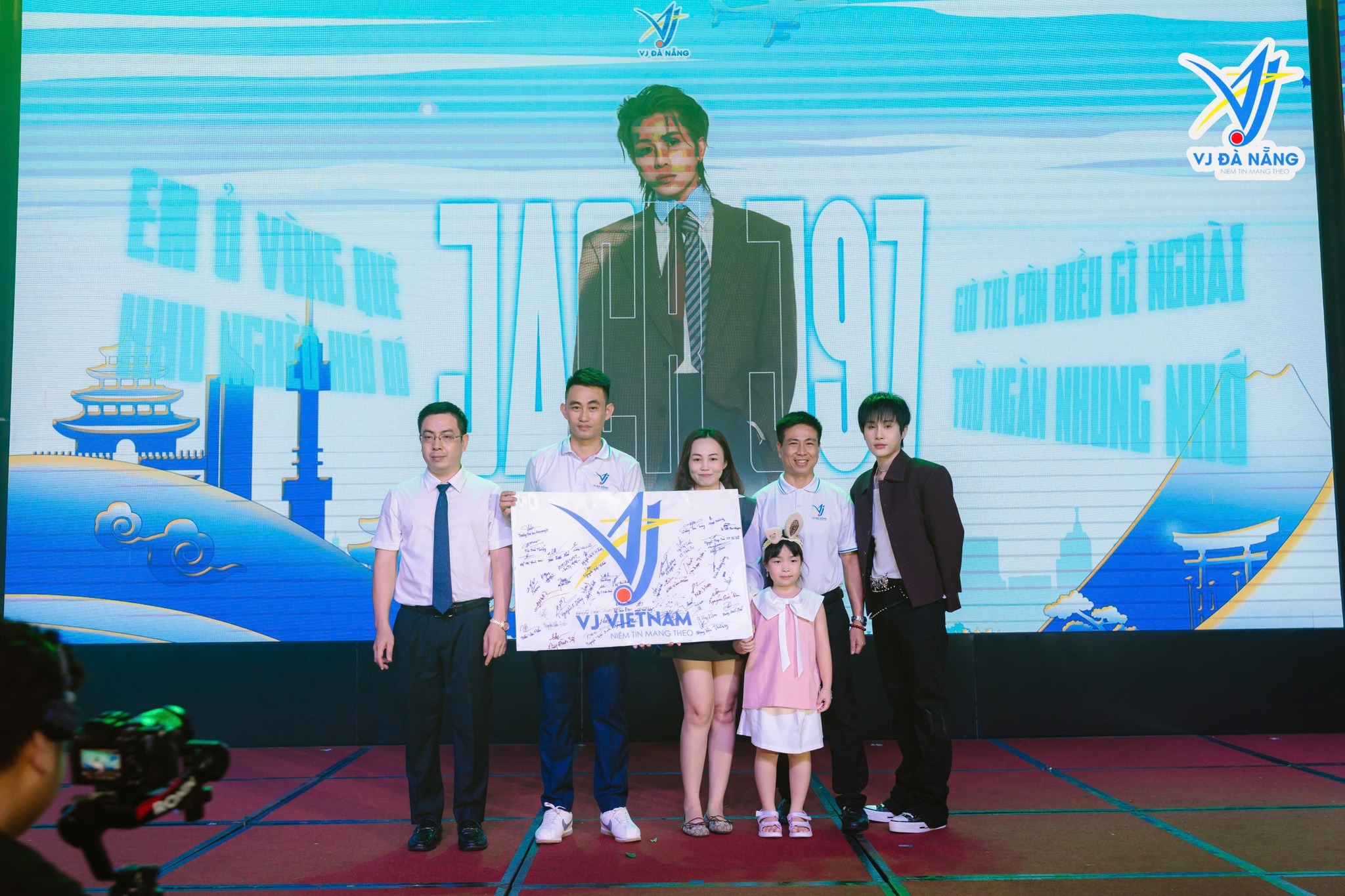 https://www.vjdanang.com/Resources/Blogs/Thumbnails/67/1504/ca-si-jack-gop-mat-trong-buoi-le-khai-giang-vj-da-nang-2025-1504.jpg