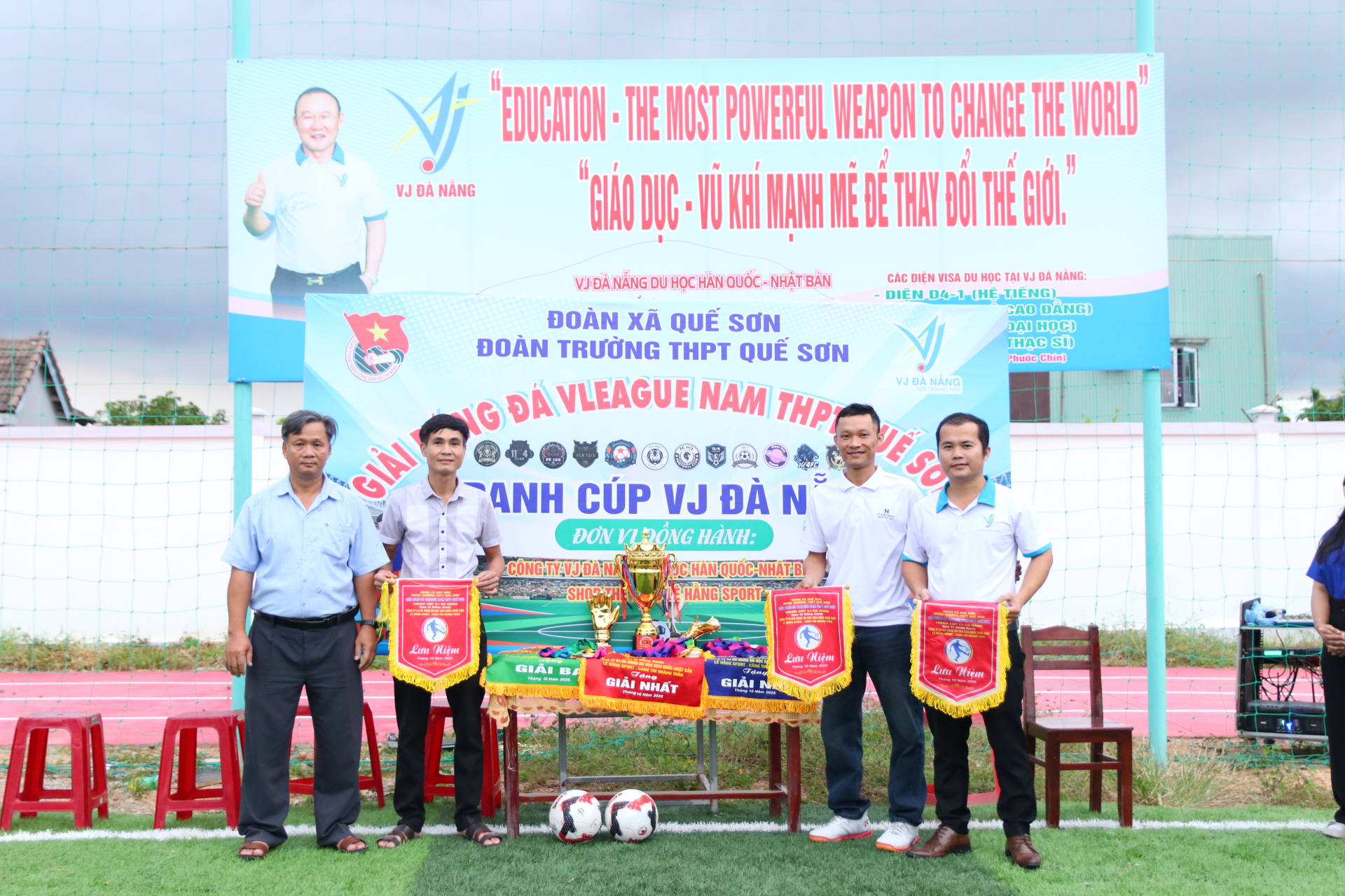 https://www.vjdanang.com/Resources/Blogs/Thumbnails/71/1577/giai-bong-da-vleague-nam-thpt-que-son-tranh-cup-vj-da-nang-1577.jpg