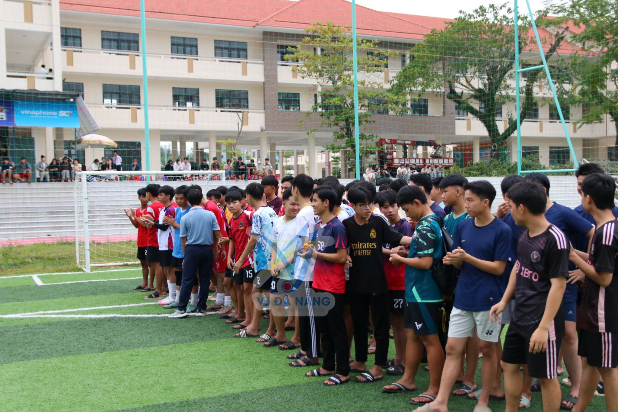 https://www.vjdanang.com/Resources/Blogs/Thumbnails/71/1579/giai-bong-da-vleague-nam-thpt-que-son-tranh-cup-vj-da-nang-1579.jpg