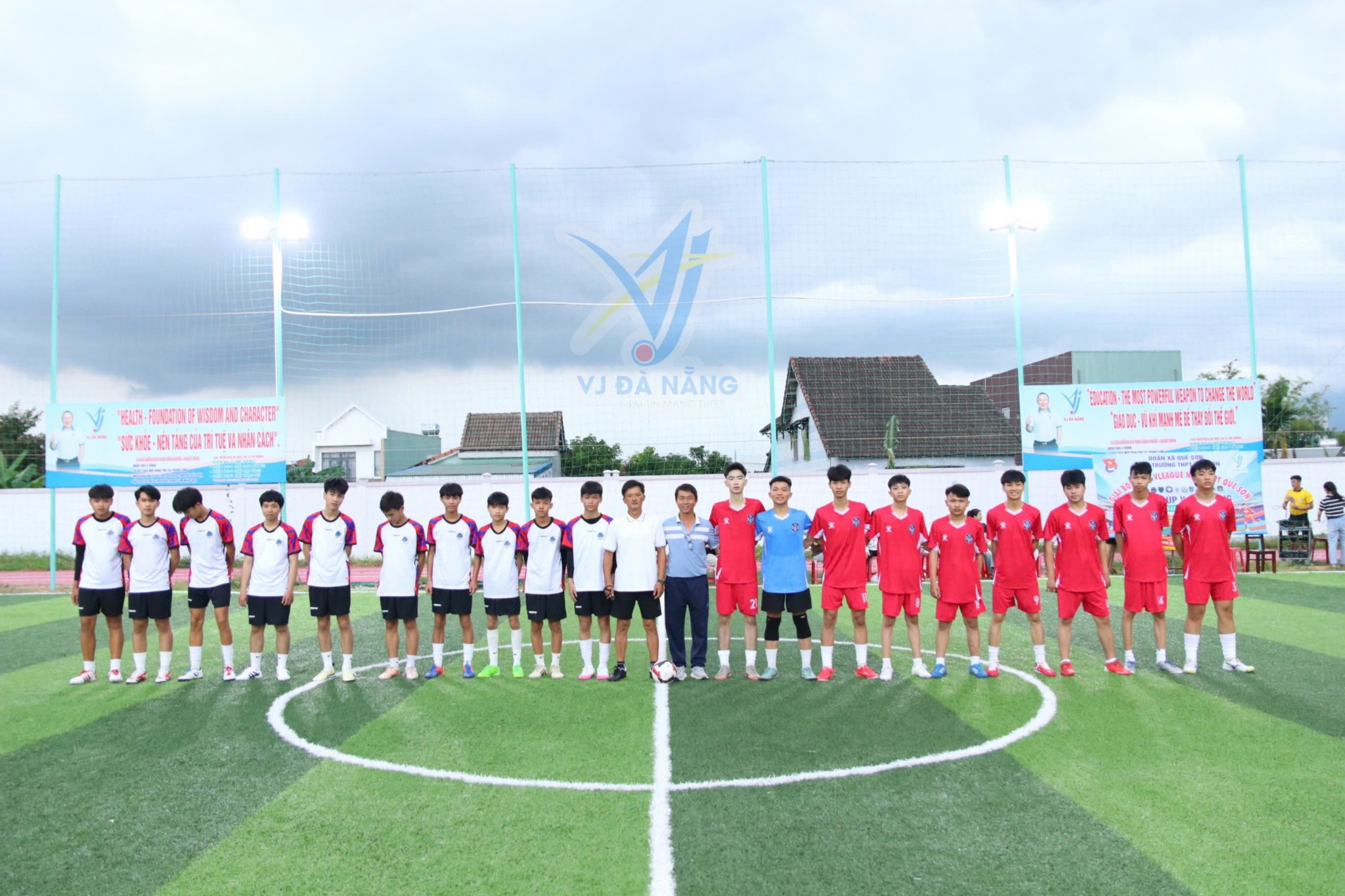 https://www.vjdanang.com/Resources/Blogs/Thumbnails/71/1594/giai-bong-da-vleague-nam-thpt-que-son-tranh-cup-vj-da-nang-1594.jpg