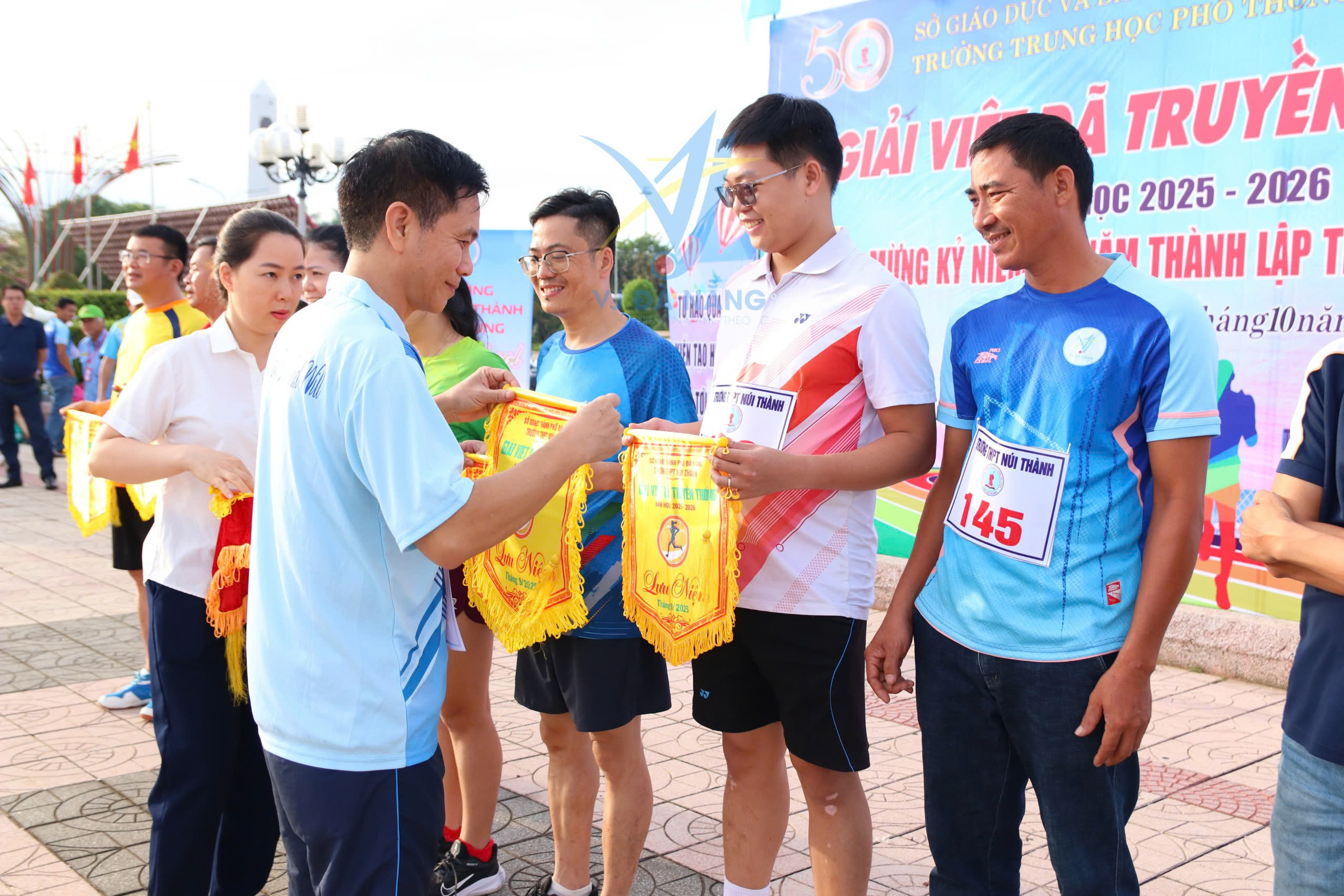 https://www.vjdanang.com/Resources/Blogs/Thumbnails/72/1598/vj-da-nang-dong-hanh-cung-giai-chay-viet-da-truong-thpt-nui-thanh-1598.jpg