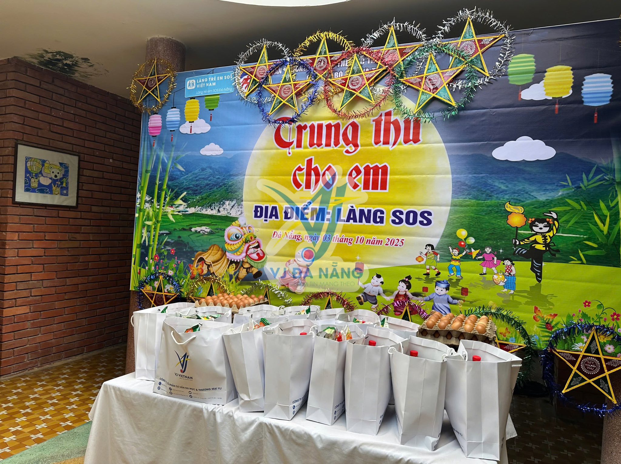 https://www.vjdanang.com/Resources/Blogs/Thumbnails/73/1612/vj-da-nang-lan-toa-yeu-thuong-mua-trung-thu-tai-lang-tre-sos-da-nang-1612.jpg