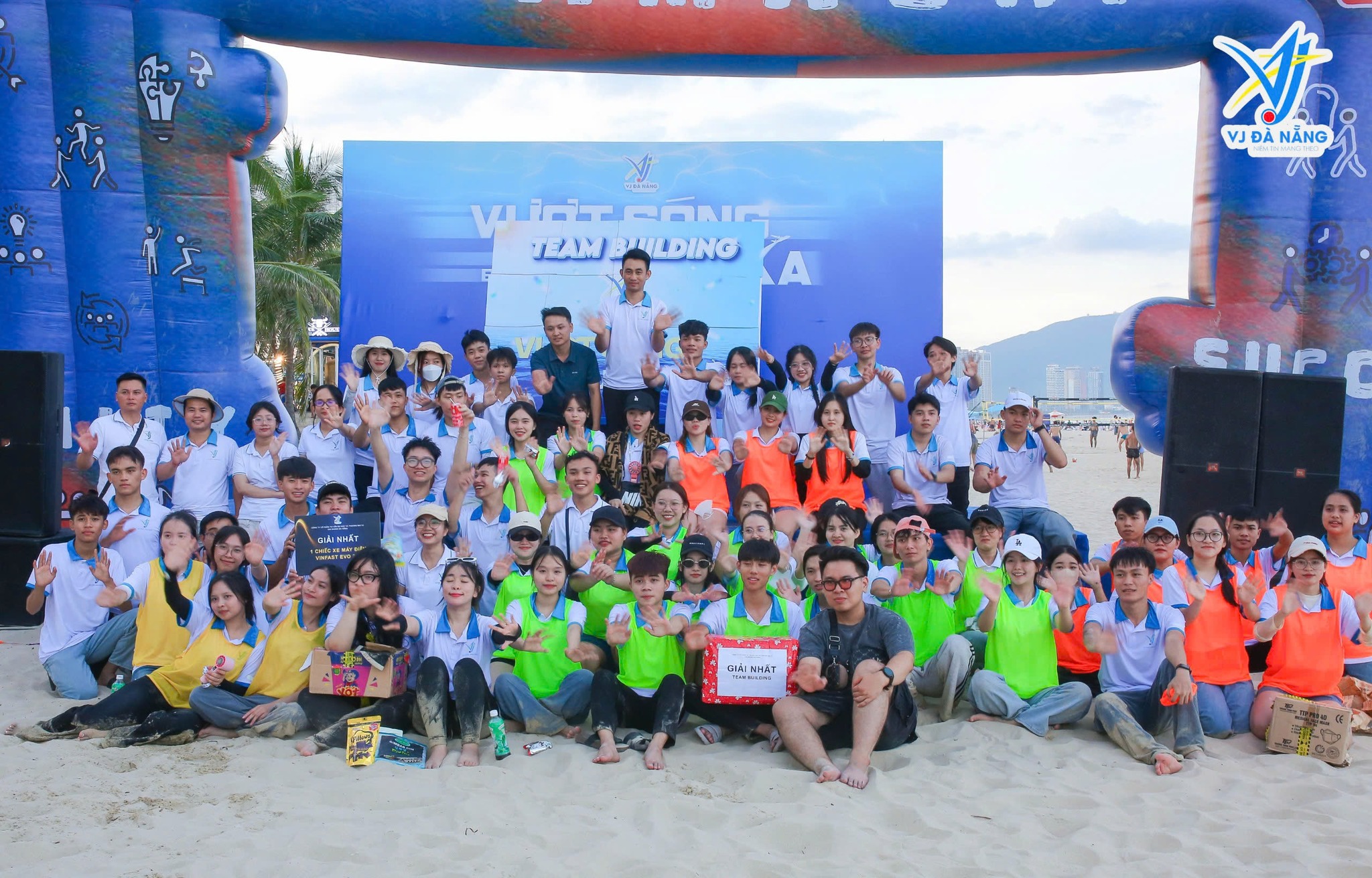 https://www.vjdanang.com/Resources/Blogs/Thumbnails/75/1649/vj-da-nang-trao-giai-boc-tham-sau-su-kien-le-khai-giang-teambuilding-2025-1649.jpg