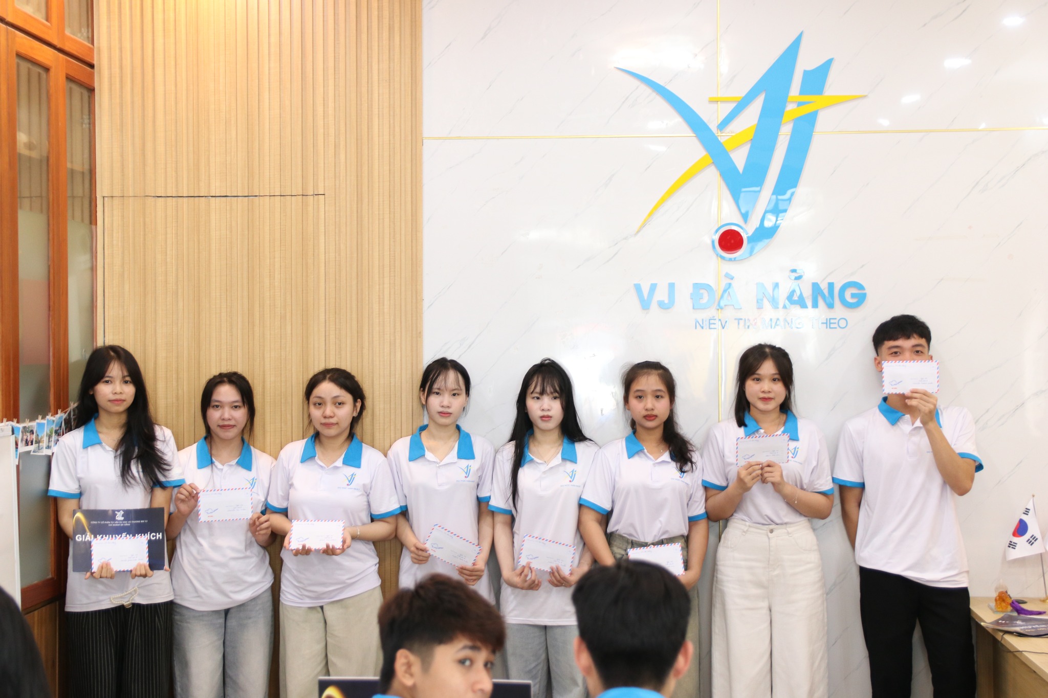 https://www.vjdanang.com/Resources/Blogs/Thumbnails/75/1652/vj-da-nang-trao-giai-boc-tham-sau-su-kien-le-khai-giang-teambuilding-2025-1652.jpg